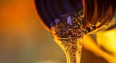 Pouring oil with lubricant additive