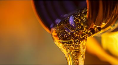 Pouring oil with lubricant additive