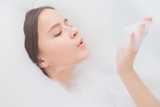 Young woman relaxes in the bath with foam. Formulate trendy, gentle and efficient bath and shower products with our mild sulfate-free surfactants and skin conditioning agents. Our rheology modifiers and cellulose gums help you create the desired textures and functions for your new cleansing products. Use our chelating agents boost preservative performance and formulation stabilization.