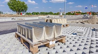 Symmetrical rectangular precast rainwater canal on a pallet.